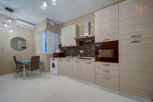Fully equipped 1BR Apt with WIFI & AC in Gzira by 360 Estates