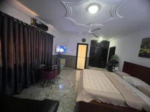 NESTA BARRON -Home Away from Home - Ablajei