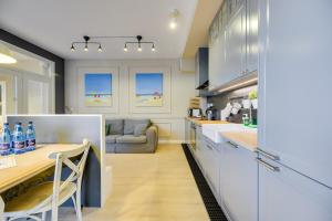 Sunny terrace by OneApartments