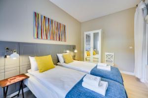 Sunny terrace by OneApartments