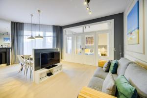 Sunny terrace by OneApartments