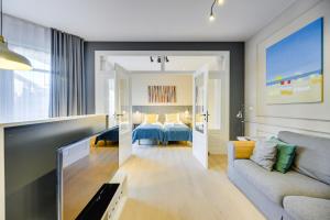 Sunny terrace by OneApartments