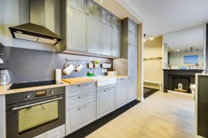 Sunny terrace by OneApartments