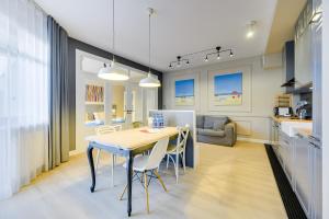 Sunny terrace by OneApartments