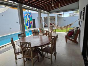 Casa muito nova e quase pé na areia, com 5 suítes, vista mar, piscina grande, cozinha completa, 4 vagas e perto de mercado, restaurantes e bares - CLIQUE E VEJA AS FOTOS