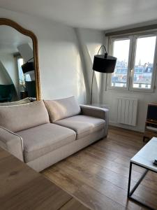 Large two-room apartment in Paris Oberkampf