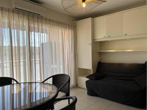 Appartements Studio cabine climatise avec terrasse au centre-ville - 4 couchages - Le Lavandou - FR-1-251-723 : photos des chambres