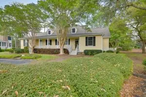 Cottage with Deck and Pool Access about 6 Mi to Beach - Murrells Inlet