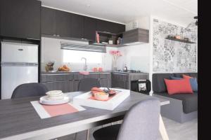 Campings Camping 3 etoiles - Piscine - ccaihff : photos des chambres
