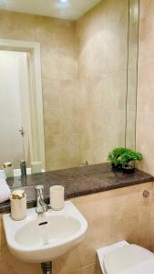 Canary Wharf Base Fast Wi-Fi & Riverside Walks