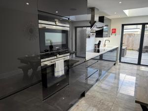 Luxurious Modern House With Garden Close To City Centre