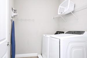 Home With Splash Pad And Slide, Movie Theater & Game Room With Waterpark & Resort Access - 417Sf