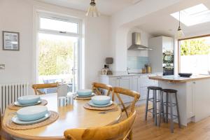 Charming Seaside Cottage - 5-Min Walk to Beach