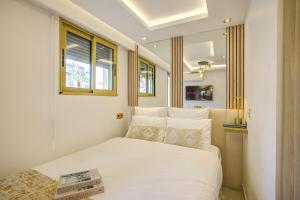 Luxe Azure Escape I Collection