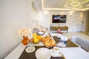 Luxe Azure Escape I Collection