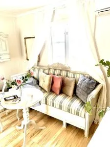 Fairy Lake Retreat! Uniquely Located House with Dock! - Enköping