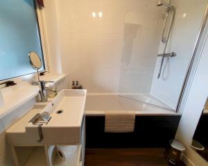 2 Bedroom, free parking & Netflix near hospitals