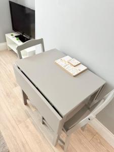 Flat on City Road By Local Stays