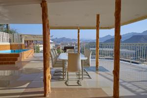 Mountain Zen 2 Bed Ultimate Retreat with BBQ & Pool