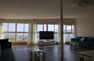 Mountain Zen 2 Bed Ultimate Retreat with BBQ & Pool