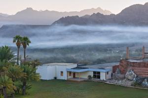 Mountain Zen 2 Bed Ultimate Retreat with BBQ & Pool