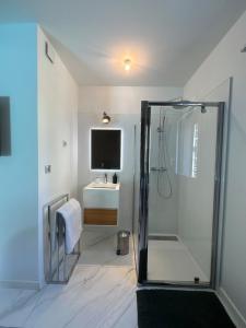 Villas Contemporary home in Uriage : photos des chambres