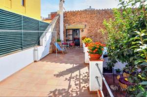 Casa con jardín y barbacoa