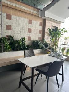 Cozy Room with Balcony Central 10mins to Airport Maihouse