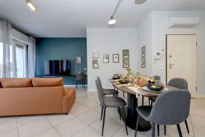 Cocktail Lake Front Family apartment DesenzanoLoft Official Partner Homes & Villas by Marriott Bonvoy