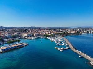 Cocktail Lake Front Family apartment DesenzanoLoft Official Partner Homes & Villas by Marriott Bonvoy