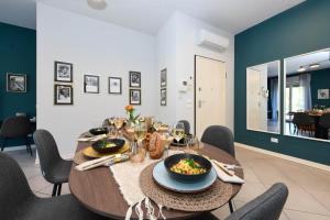 Cocktail Lake Front Family apartment DesenzanoLoft Official Partner Homes & Villas by Marriott Bonvoy