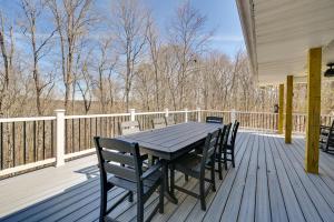 Lakefront Home with Deck, Near Mammoth Cave Park! - 3hvězdičkové hotely ve městě Cub Run