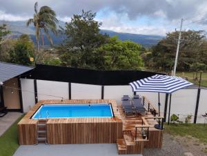 Casa con Piscina y jacuzzi, vista al Volcán Tenorio