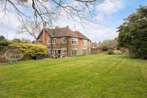 Country Retreat - Sleeps 14 - Large Garden