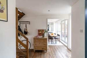 Modern designers flat in the heart of Angel