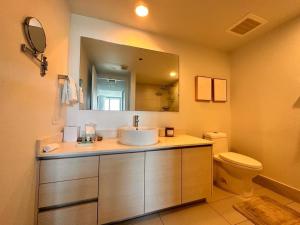 Beach Apt Full kitchen and King size bed