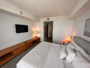 Beach Apt Full kitchen and King size bed