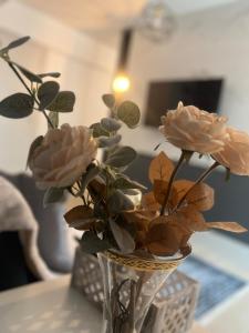 Modern Athens Escape - Queen Bed & Metro Access