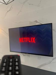 Modern Athens Escape - Queen Bed & Metro Access