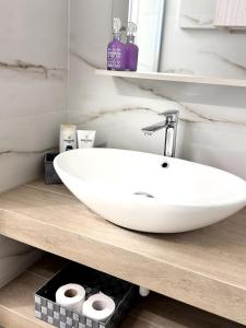 Modern Athens Escape - Queen Bed & Metro Access