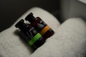 Modern Athens Escape - Queen Bed & Metro Access