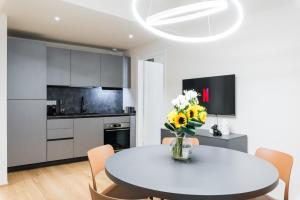 OldTown Chic Apartment between Aquarium and Metro