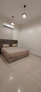 شقة أرضية عائلية مكونة من 3 غرف نوم وصالة ومطبخ 7