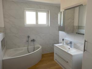 AA - Apriori Apartments