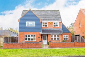 Detached luxury 5 bed house, lanscaped garden, fire pit, parking, can sleep families or workers