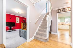 Detached luxury 5 bed house, lanscaped garden, fire pit, parking, can sleep families or workers