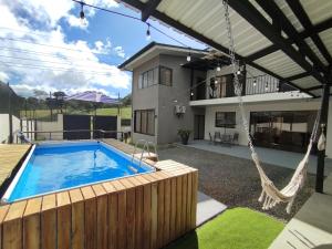 Casa con Piscina y jacuzzi, vista al Volcán Tenorio