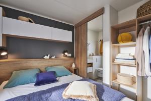Campings Camping du Lac de Pouzauges a 15- du PuyduFou : Mobile Home PRESTIGE TRIO 3CH 2SDB 2WC 6/8PERS CLIM TV LV