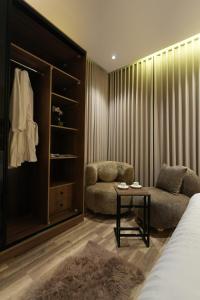 Stylish 2 Bedroom Apartment and Sitting Room Jacuzzi available