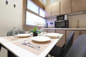 Stylish 2 Bedroom Apartment and Sitting Room Jacuzzi available